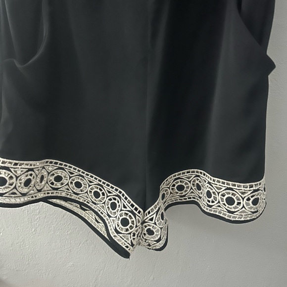 Parker shorts romper embroidered with pockets - back zipper and flap detail - Picture 6 of 6